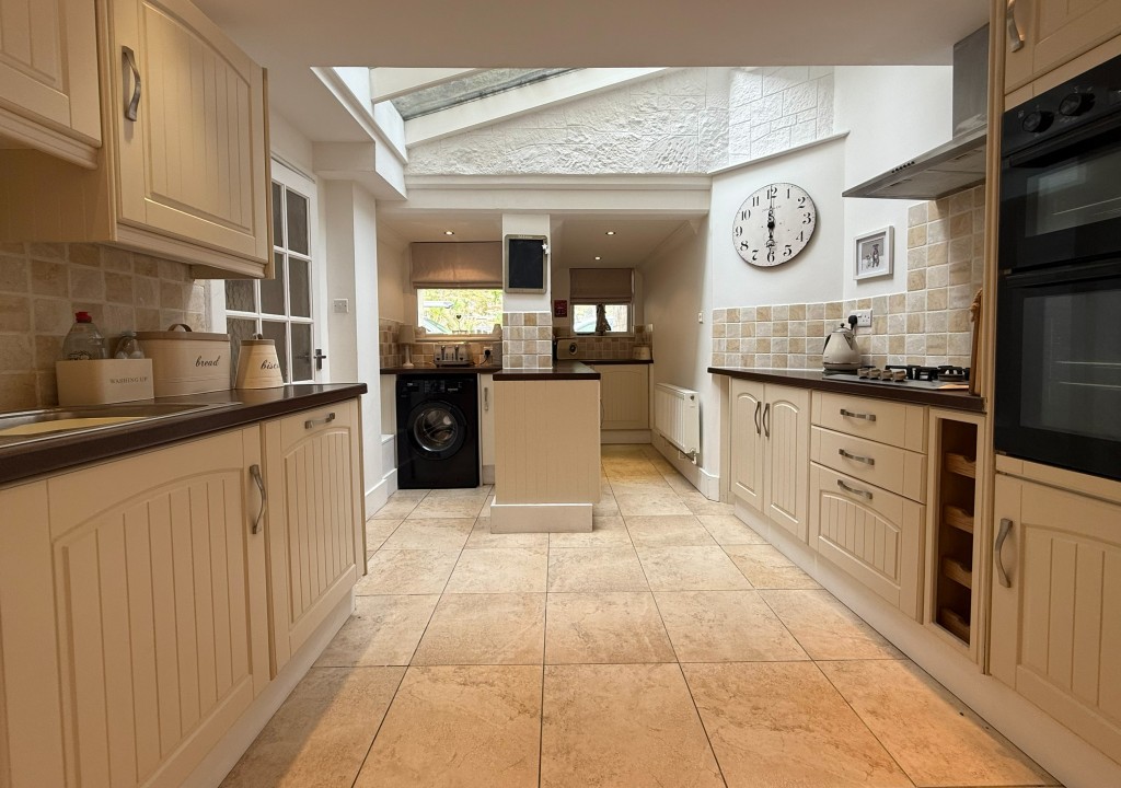 Lot: 159 - THREE-BEDROOM COTTAGE CLOSE TO TOWN CENTRE AND SEAFRONT - The Kitchen